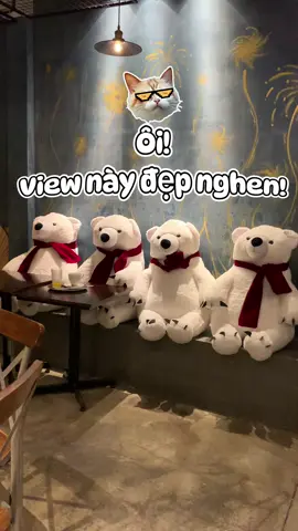 Một góc decor ấm áp với những chú gấu tuyết trắng muốt, quàng khăn đỏ xinh xắn sẽ khiến quán của mình trở nên khác biệt và cực kỳ “ăn ảnh”. Giới trẻ bây giờ rất thích check-in những không gian độc đáo – đôi khi chỉ một góc nhỏ xinh cũng đủ để lan tỏa trên mạng xã hội, kéo theo nhiều khách mới ghé thăm. Đừng để cơ hội trôi qua, bởi xu hướng luôn thay đổi nhanh. Một chút đầu tư tinh tế hôm nay có thể mang lại nhiều giá trị bất ngờ cho quán trong mùa tới. 🐻❄️✨ #gaubongcaocap #gaubong #gaubongdecor #vuongquocgaubong #gautuyet #gaubaccuc #gaugiangsinh 