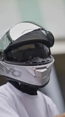 experience the luxury of performance with EVO GT PRO Glossy Mettalic Silver 🔥🔥🔥 #TeamGraphitee #evohelmetsphilippines #evohelmet #helmet #fullfacehelmet 