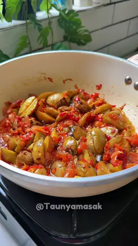 Di VT ku yang kemaren bikin nasi liwet, nah banyak banget nih temen-temen yang tanya, lauknya yang cocok apa yah, nah disini aku share resep balado jengkol teri, yang pastinya cocok banget dimakan dengan nasi liwet, ataupun juga nasi anget biasa, nampol pedes nya dan maknyuss rasanya❤️ Bahan-bahan: 1/4 kg jengkol 1 ons ikan teri 8 siung bawang merah 4 siung bawang putih 15 cabai rawit merah 10 cabai merah kriting 1 sdt garam 1 sdt penyedap rasa 1 sdt gula Cara membuat: 1. Tumis bumbu balado hingga matang, masukan garam, gula dan penyedap rasa, cek rasa. 2. Masukan jengkol dan teri yang sebelumnya sudah digoreng. 3. Aduk rata dan sajikan. #baladojengkol 