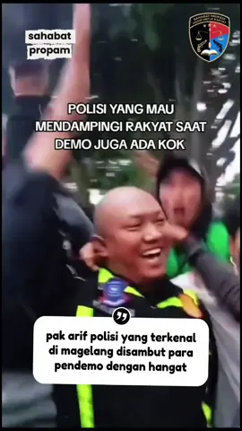 Momen Unik Demo di Magelang 📢 Dalam aksi demo di Magelang, terjadi momen berbeda ketika Pak Arif, polisi yang dikenal ramah dan selalu mengayomi masyarakat, disambut hangat oleh para pendemo. Bahkan, suasana menjadi cair ketika Pak Arif diajak yel-yel dan orasi bersama massa aksi. Kehadirannya dianggap sebagai simbol polisi humanis yang dekat dengan masyarakat. #Magelang #DemoMagelang #SahabatPropam #PakArif #PolisiMengayomi