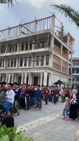 iseng”lagi vidioin yang bubar ngaji,eh ada yang dikasii kejutan sma ortunya ditengok,liat dari muka mas”nya bercampur aduk senang dan sedih🥹semangattt terus yaa buat para santrii dan adeekuu🥹🫶#santrilirboyo #fyp #santripondok #santriindonesia #santrikeren #fyp 