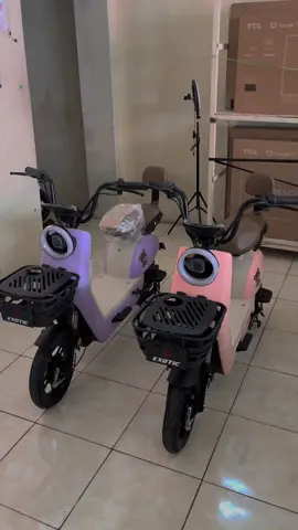 EXCOTIC EV 928  Spesifikasi : Motor Power 500 Watt Kecepatan Maksimal: 40 Km/h 3 mode speed riding: Eco, Normal, Sport Jarak tempuh : 40 Km Baterai 48V 12 Ah Beban pengendara maksimal 150 Kg Security alert system, Lock motor, Find vehicle, Keyless mode Keranjang berkapasitas besar Dilengkapi kaca spion Dashboard yang luas Standar belakang Rem tromol Sandaran belakang Lampu sein & LED Headlamp Speedometer digital Ban tubeless 14