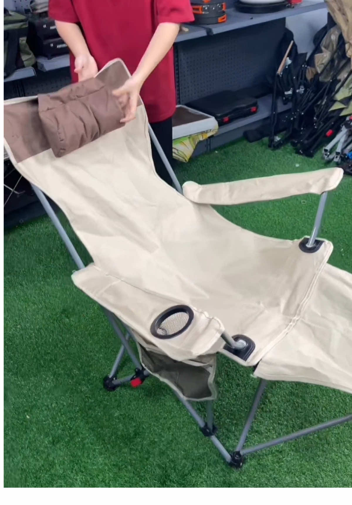 Nhỏ gọn như chai nước nhưng ngồi thì siêu chắc chắn luôn