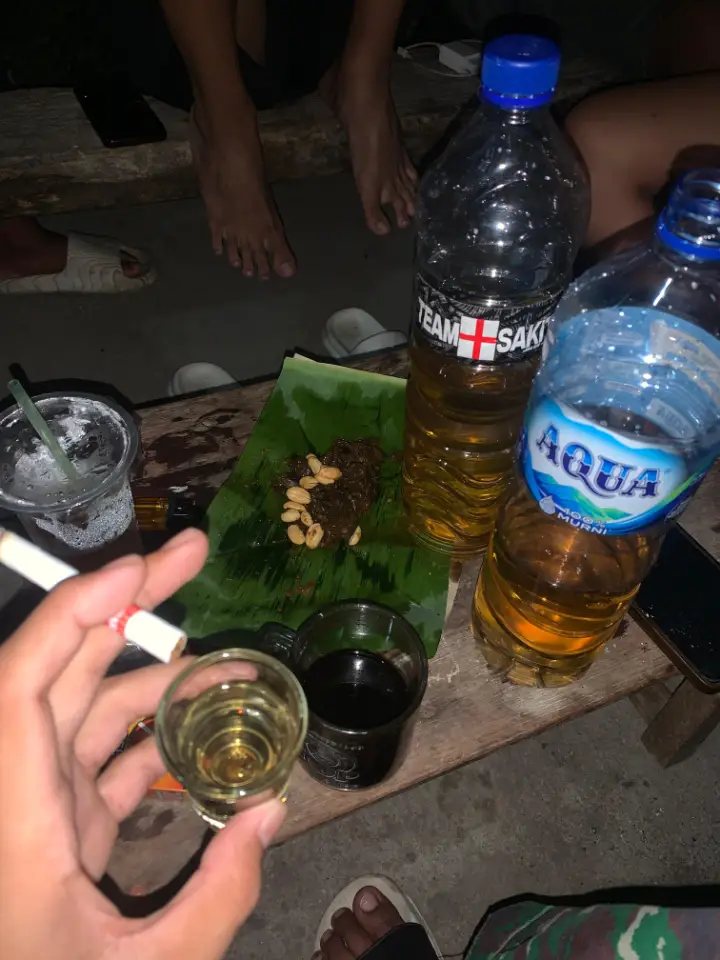 resep membuat martabak:Bahan:- 250 gram tepung terigu- 1/2 sendok teh garam- 1/2 sendok teh baking powder- 1/2 sendok teh baking soda- 1 butir telur- 200 ml susu cair- 100 gram gula pasir- 1/4 sendok teh vanila- Mentega atau minyak untuk olesanIsian:- Keju parut- Cokelat chip- Kacang tanah- Selai stroberiCara membuat:1. Campurkan tepung terigu, garam, baking powder, dan baking soda dalam wadah.2. Tambahkan telur, susu cair, gula pasir, dan vanila. Aduk rata.3. Panaskan teflon atau wajan martabak