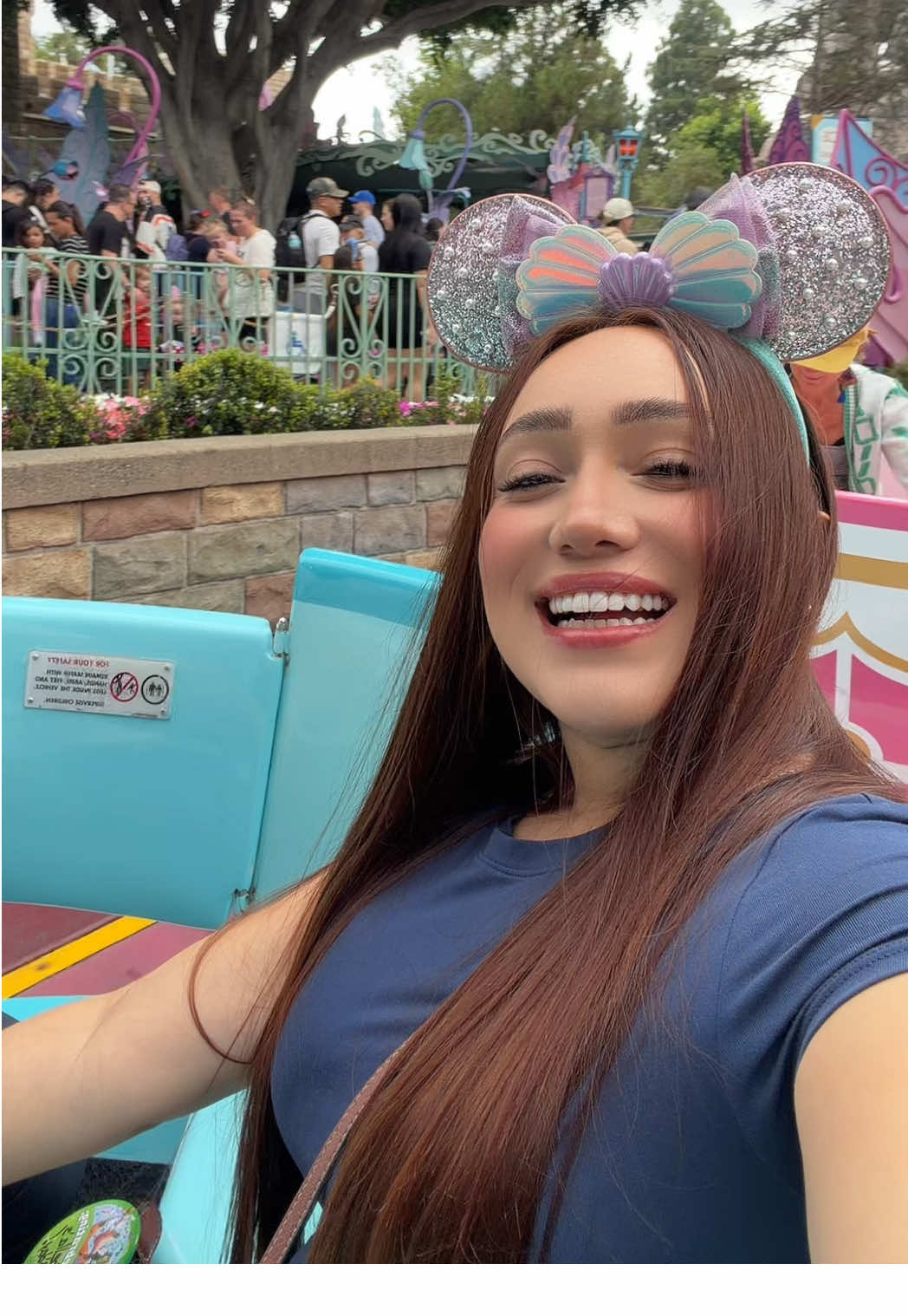 En Disney hermanas 🫶🏻✨🤭💕 #disney #disneyland #hermanas #contenido 