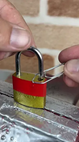 Ninguém sabe o que o clip pode fazer em um cadeado #ferramenta #tecnica #dicas #tools #DIY 