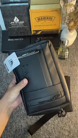 promo tas selempang clutchbag pria highmore diaz sudah waterproof tahan air kualitas premium bisa dijadikan slingbag dan handbag, desain simpel keren mewah dan elegan, bisa muat banyak barang seperti charger dompet uang parfum dan lain lain yuk langsung checkout sekarang di keranjang kuning bawah bosku #handbagpria #tasselempangpria #clutchbag #highmore #taswaterproof 