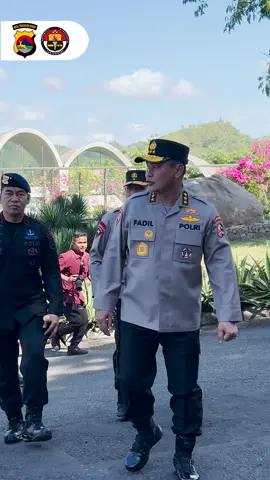 AstamaOps Kapolri Komjen Pol Dr. Mohammad Fadil Imran, M.Si. melakukan pemantauan langsung terhadap Subsatgas Anti Drone di Bukit Jokowi, Sirkuit Mandalika. Kegiatan ini dilakukan bersama rombongan didampingi oleh Wakapolda NTB dan Pejabat Utama Polda lainnya sebagai bentuk pengecekan kesiapan pengamanan menjelang berlangsungnya MotoGP Mandalika 2025, Jumat (03/10). Dalam peninjauan tersebut, Komjen Fadil memeriksa secara detail perangkat serta prosedur pengawasan udara yang dijalankan oleh Subsatgas Anti Drone. Langkah ini bertujuan untuk memastikan tidak adanya potensi gangguan dari penggunaan drone ilegal yang dapat mengancam kelancaran jalannya event balap internasional tersebut. Komjen Pol Fadil juga memberikan arahan kepada personel agar selalu siaga, responsif, dan menjaga koordinasi antar satuan. Ia menegaskan, pengamanan udara menjadi bagian penting dalam memberikan rasa aman bagi pembalap, penonton, maupun seluruh pihak yang terlibat dalam penyelenggaraan MotoGP Mandalika 2025. #operasimandalikarinjani2025 #AstamaOpsKapolri #PoldaNTB #SubsatgasAntiDrone #PengamananMotoGP2025  