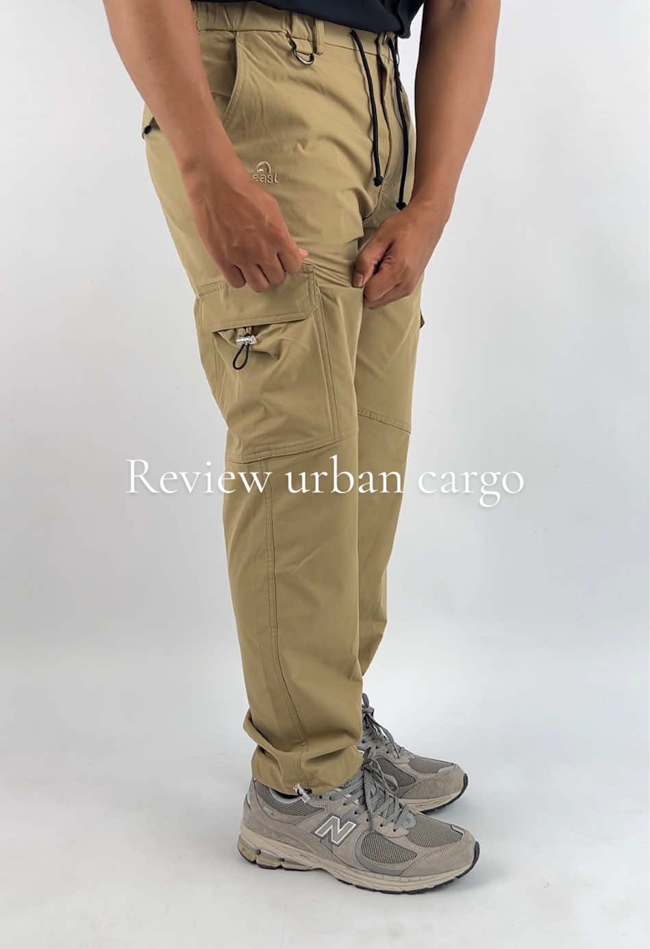 Desain cargo modern yang fungsional nyaman dipakai seharian dan siap menemani aktivitas outdoor kapan saja, klik keranjang kuning nya dan checkout sekarang juga!! #troveast #trvst #startyourmove #urban #cargopants 