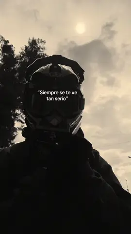 Muy serio pero por dentro del casco me pierdo en los recuerdos. . . . #fyp #frases #paratii #moto #cuandomeenamoro