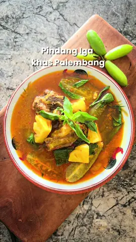 Selain pempek, Palembang juga punya kuliner khas lain yang ga kalah nagih: pindang iga 🍲🔥 Kuahnya seger, pedes, gurih… cocok banget dimakan anget-anget! #resep #resepsimple #pindangpalembang 