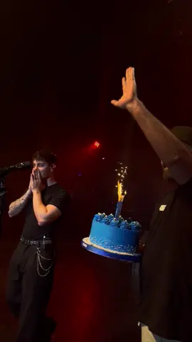 asi me sorprendió juan por mi cumpleaños en el medio del show de esta gira 🥹❤️