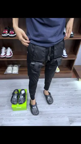 Quần jogger đi dép Crocs cứ gọi là quá hợp ae boy phố luôn😁🤩#lehungoder #xuhuong 
