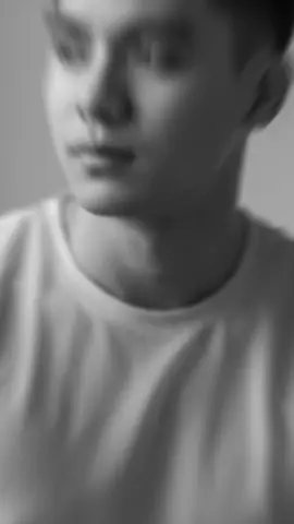 Anda mencoba...!!!  prompt : Potret seorang pria muda dengan tampilan elegan dan sedikit misterius. Rambutnya undercut pria ini mengenakan kemeja polos hijau muda yang tipis menerawang. Aksesori gelang karet hitam ditangan kanan dan jam tangan hitam di tangan kiri. Ekspresi wajahnya cenderung serius dan menawan, menatap ke samping dengan tatapan yang dalam dan sedikit melankolis. Pencahayaan: Cahaya alami yang lembut namun dramatis, datang dari samping atau belakang, menciptakan efek rim light pada rambut dan, serta bayangan lembut di wajah. Suasana yang tenang, intim, dan introspektif. Latar belakang: Dinding polos dengan tone netral (abu-abu terang atau krem), out of focus untuk menonjolkan subjek. Gaya visual: Fine art portraiture dengan sentuhan glamour, kualitas ultra-realistic, 8k, detail tekstur kulit dan kain sangat tajam. Warna-warna cenderung hangat dan muted, dengan kontras yang halus.