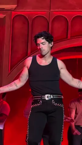 His dance moves 🙂‍↕️ #jonasbrothers #fyp #joejonas #joejonasfans #fan 