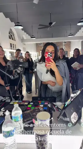 Fui a @Escuela de Maquillaje a dejar unas cositas de maquillaje pero en el camino conocí alumnas con historias hermosas y grandes aspiraciones! (Y nosotros siempre haciendo meets!🥹) 