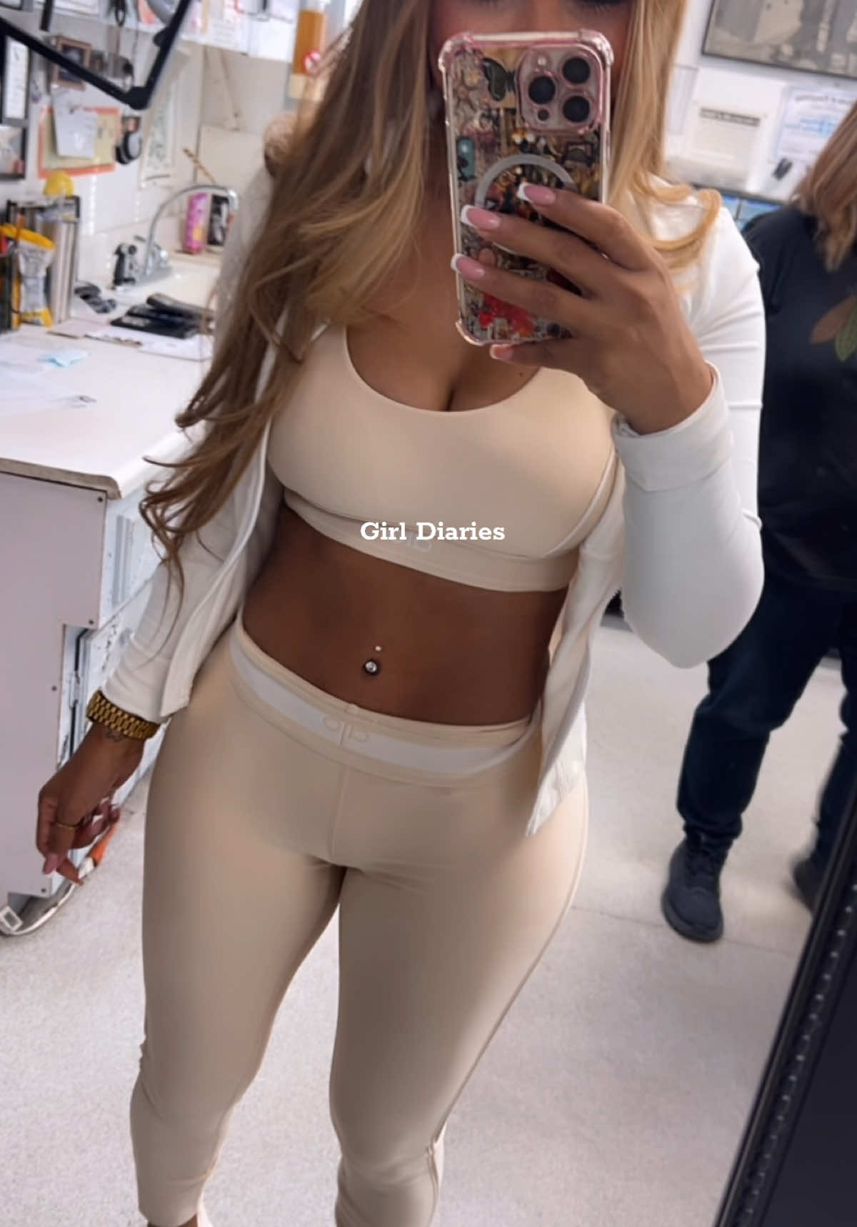 Well we got a new gem 💎  #fypシ゚viral #bellybuttonpiercing 