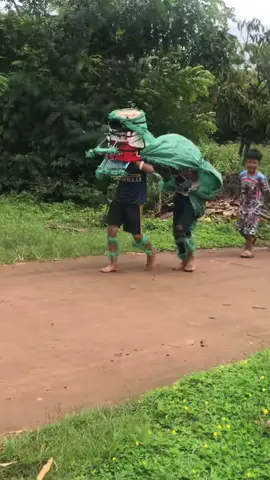 Các bác tránh đường cho đoàn múa lân di chuyển😃#trungthu #kyniem #9x 