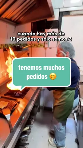 Cuando estamos en el rush y entran 10 pedidos juntos 🤭🤣  #humor #cocinando #preparemosunpedido #restaurante #cocinadivertida 