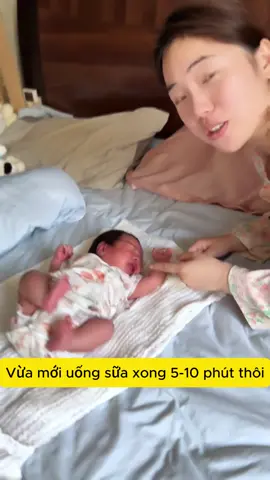 Bé nhà bạn có kiểu vừa uống sữa xong là quằn quại, chân co lên không? 😅 Đừng lo, chỉ là bụng bé chưa dễ chịu thôi! Thử cách này nhé😉 #ChamsocTreSoSinh #MeBauVaBe #BeNguNgon #NuoiConThongMinh 
