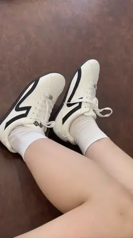Tăng size nha các bác ơi #xuhuongtiktokkk #sneakers #giaychinhhang #muataitiktok #fyp 
