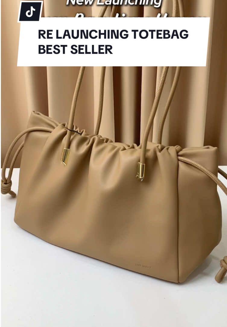 Siapa yang familiar sama tas baru yang satu ini?? 👀  Bener banget! Ini tuh Totebag yang pernah best seller Febby Bag Jims Honey guys! Sekarang Re launching dengan nama baru dan upgrade kualitas yang lebih bagus lagi!! “Gwen Bag Jims Honey” ✨💖 yuk! Checkout sekarang #gwenbagjimshoney  #Jimshoneysurabayastore  #PromoGuncang99 #GajianSale -orv 