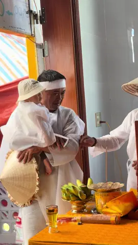 E bé 10 tháng tuổi ko còn mẹ 🥲🥲