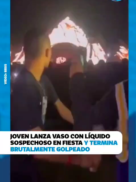 De la fiesta al caos: un joven lanzó un vaso con líquido sospechoso durante una reunión y terminó siendo brutalmente golpeado por los asistentes. El momento quedó grabado en video y rápidamente se viralizó en redes, generando debate sobre la violencia y los excesos en este tipo de eventos. #viral #fiesta #seguridad