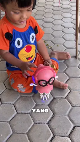 Daripada anak main HP terus 📱, kasih mainan gurita joget ini deh 🐙🎶 Bisa goyang lucu sambil ada lampu & musik, bikin anak happy seharian! Klik keranjang kuning sekarang 🛒 #MainanAnak #GuritaJoget #MainanEdukasi #mainanguritajoget #fyp 