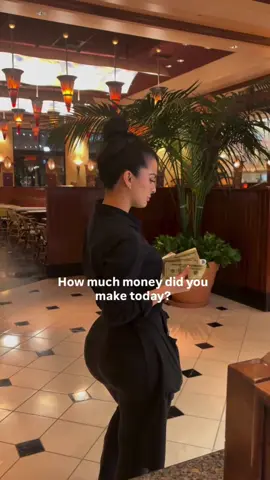 How does the server make so much of the Cheesecake Factory 🏭 🍰 #losangeles #california #server #restaurant #fyp 