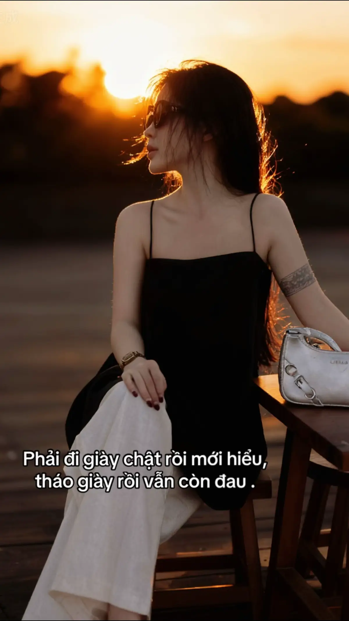 Sao em phải đợi người che ô cho mình 