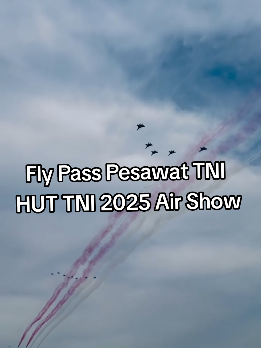 Atraksi udara Fly pass Air  Show HUT TNI 5 Oktober Silang Monas Jakarta  Rehearsal, A barrerlroll show oleh pesawat tempur TNI Angkatan Udara PS : Not me recording those video, nggak lagi dines di Jakarta  #airshow #huttni #pesawatmiliter  #angkatanudara #flypass 