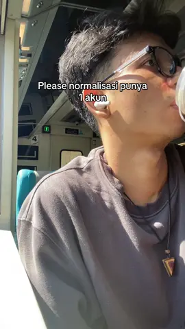 “Kmu g punya scnd accnt?” “Yang follow harus scnd accnt” Ribet