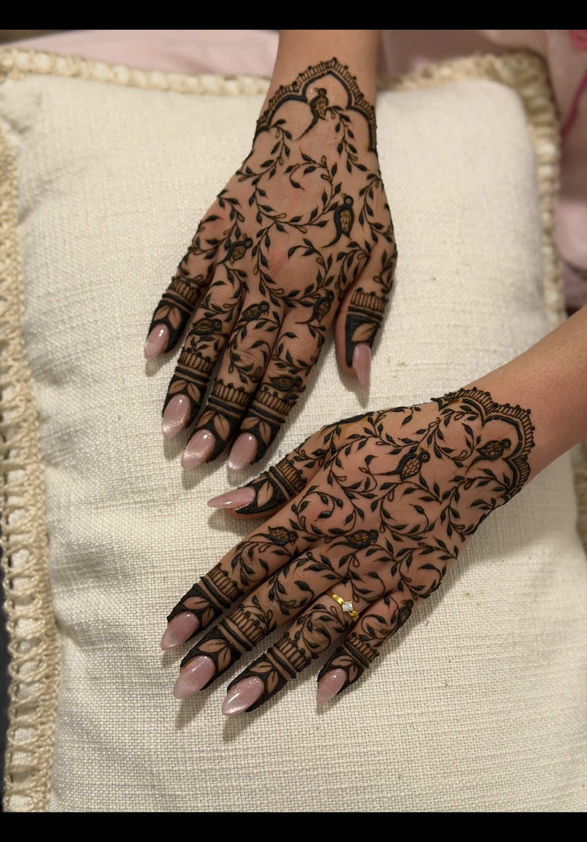 In love with this henna design🍃🌸 Bookings available for bridal and non bridal henna🍃🌸 Dm For inquiries✉️ #henna #hennaartist #hennalove #hennadesign #mehndi  