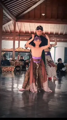 Anak-anak itu butuh ditemani untuk mencintai budayanya @el_nathan_hardianto  #taritradisional #tarijogja #tarikratonjogja #kristiadi #rmkristiadi 