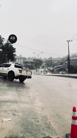 hujannya awet ga kaya kita😶 #samarinda #hujan 