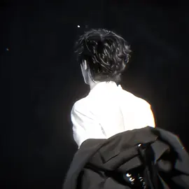 : 镜中花，一生摘不完,水中的花朵一轻轻一碰就迅速蔓延开来。