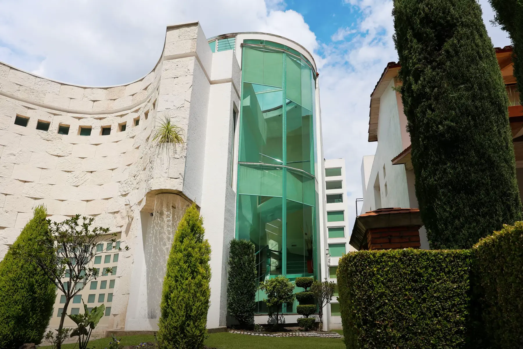 Preciosa casa en esquina. Fracc Providencia, Metepec. Edo, Mex.  Vendo casa en fraccionamiento PROVIDENCIA, en Metepec.  Terreno de 454m2 Construcción de 759m2 dividió en 3 niveles.  Planta baja: Cochera doble, vestíbulo, cuarto de servicio con baño completo, cocina, antemodeor, sala a doble altura, comedor, estudio con baño completo (quinta recámara)  1er nivel: Estancia sobre piso de cristal, 2 recámaras secundarias con baño completo compartido, 2 recámaras principales, cada una con closet, baño completo independiente y jacuzzi. 2do nivel: Terraza de 200m2  con tarja y asador techada.  Valor comercial $18,000,000.00 Precio de venta $16,000,000.00 Trato directo.