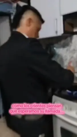 🎺 Cuando suena el celular… ¡la música empieza! 🤩🎶 De la casa al escenario en segundos, porque para nosotros cada cliente es una fiesta 🥳 #MariachiJuvenilCorona #MariachiEnBogotá #tradicionalstilocorona #ContrataMariachi #FiestaConMariachi   