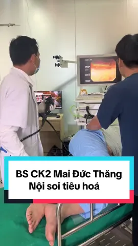 Khi gặp các triệu chứng: đau bụng (thượng vị, quặn, căng tức), ợ chua, ợ hơi kéo dài, buồn nôn hoặc nôn, sụt cân không rõ nguyên nhân, nôn ra máu hoặc đi ngoài phân đen, tiêu chảy hoặc táo bón kéo dài, khó nuốt, đầy bụng, chướng bụng,... thì nên soi dạ dày đại tràng #bacsigioi #bandobacsi #quetuvanyte #noisoitieuhoa 