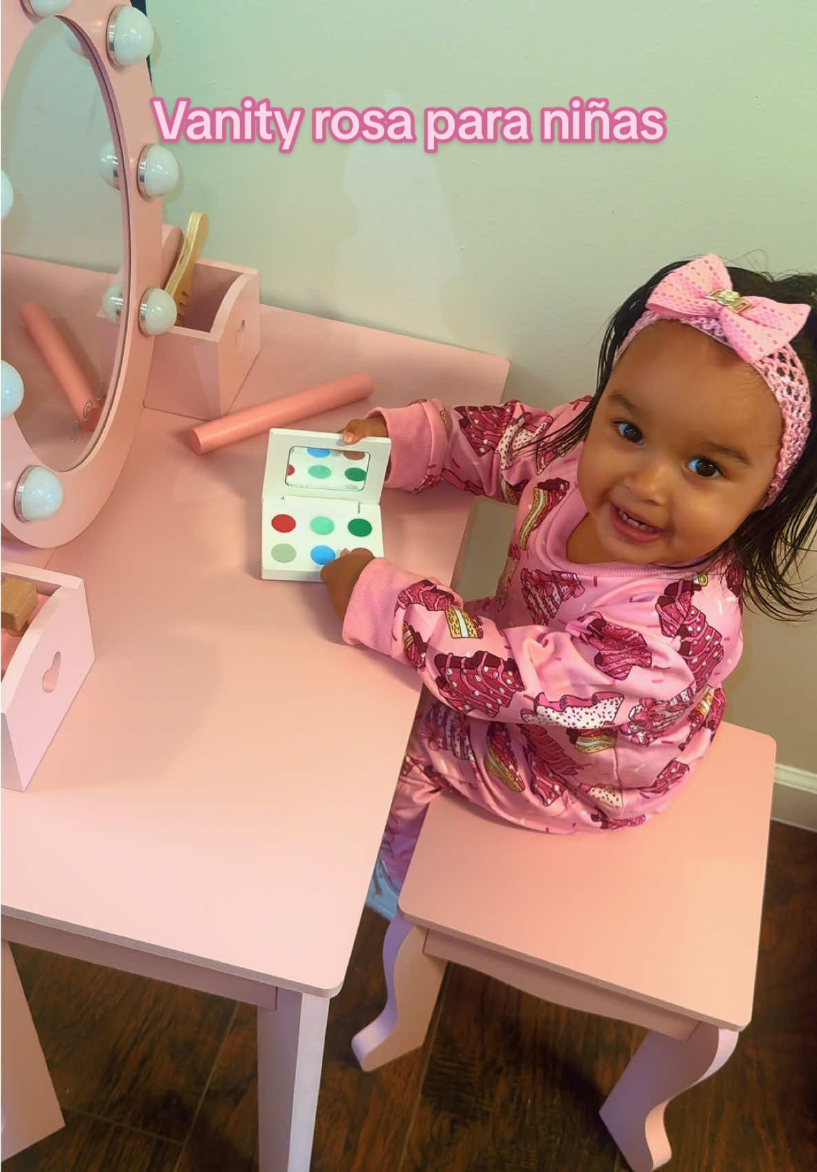 Mi hija no puede estar más feliz con su hermoso vanity rosa de @Garvee Commercial es perfecto para regalarle a las niñas.  Y tú también puedes adquirirlo desde el carrito naranja.  #vanity #vanityparaniñas #vanityrosa #babygirl #momgirl 
