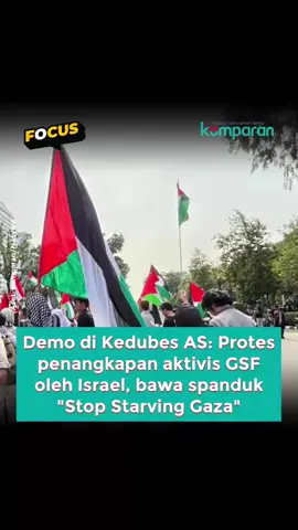 Massa menggelar aksi di depan Kedutaan Besar Amerika Serikat, Gambir, Jakarta Pusat, Jumat (3/10/2025), untuk mengawal Global Sumud Flotilla dan memprotes penangkapan aktivis flotilla oleh pasukan militer Israel. Aksi yang diselenggarakan oleh Indonesia Global Peace Convoy (IGPC) ini menampilkan massa membawa bendera Palestina, poster bertuliskan 