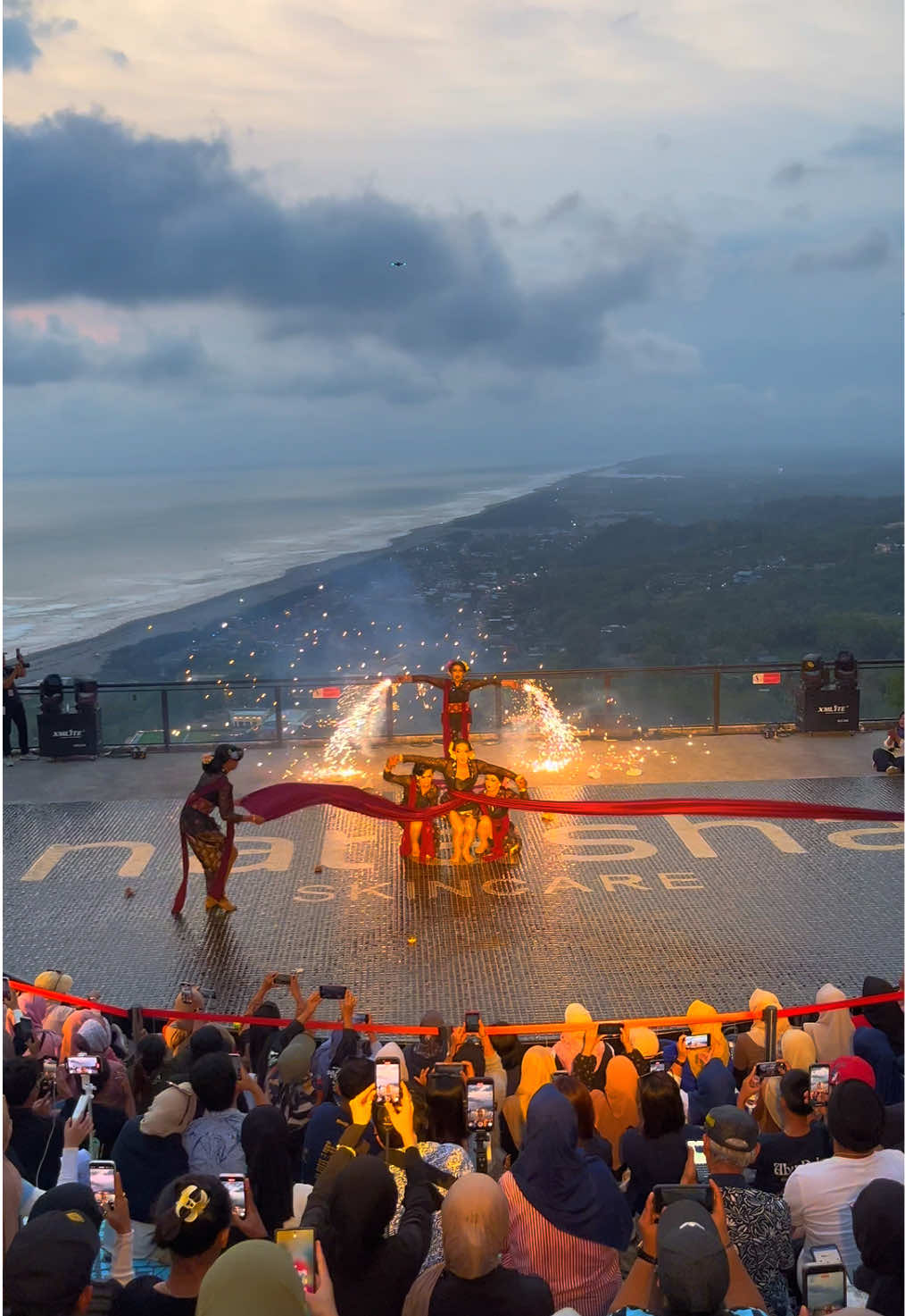 Keseruan pertunjukan centili dance👋🏻😄 𝙔𝙪𝙠 𝙖𝙜𝙚𝙣𝙙𝙖𝙠𝙖𝙣 𝙡𝙞𝙗𝙪𝙧𝙖𝙣  𝙮𝙖𝙣𝙜 𝙗𝙚𝙧𝙠𝙚𝙨𝙖𝙣 𝙙𝙞 𝙅𝙤𝙜𝙟𝙖 𝙗𝙚𝙧𝙨𝙖𝙢𝙖 𝙠𝙖𝙢𝙞🙌 𝙆𝙖𝙢𝙞 𝙈𝙚𝙡𝙖𝙮𝙖𝙣𝙞: ➡️ 𝙋𝙖𝙠𝙚𝙩 𝙒𝙞𝙨𝙖𝙩𝙖 𝙅𝙤𝙜𝙟𝙖  ➡️ 𝙎𝙚𝙬𝙖 𝙈𝙤𝙗𝙞𝙡 + 𝘿𝙧𝙞𝙫𝙚𝙧  ➡️ 𝙋𝙧𝙞𝙫𝙖𝙩𝙚 𝙏𝙧𝙞𝙥 𝙅𝙤𝙜𝙟𝙖 📩☎️ 𝙒𝘼 082138418703 🎟️ Paket wisata Jogja siap menemani perjalananmu! #paketwisatajogja #tripjogja #wisatajogja #sewamobiljogja #obelixseaview 