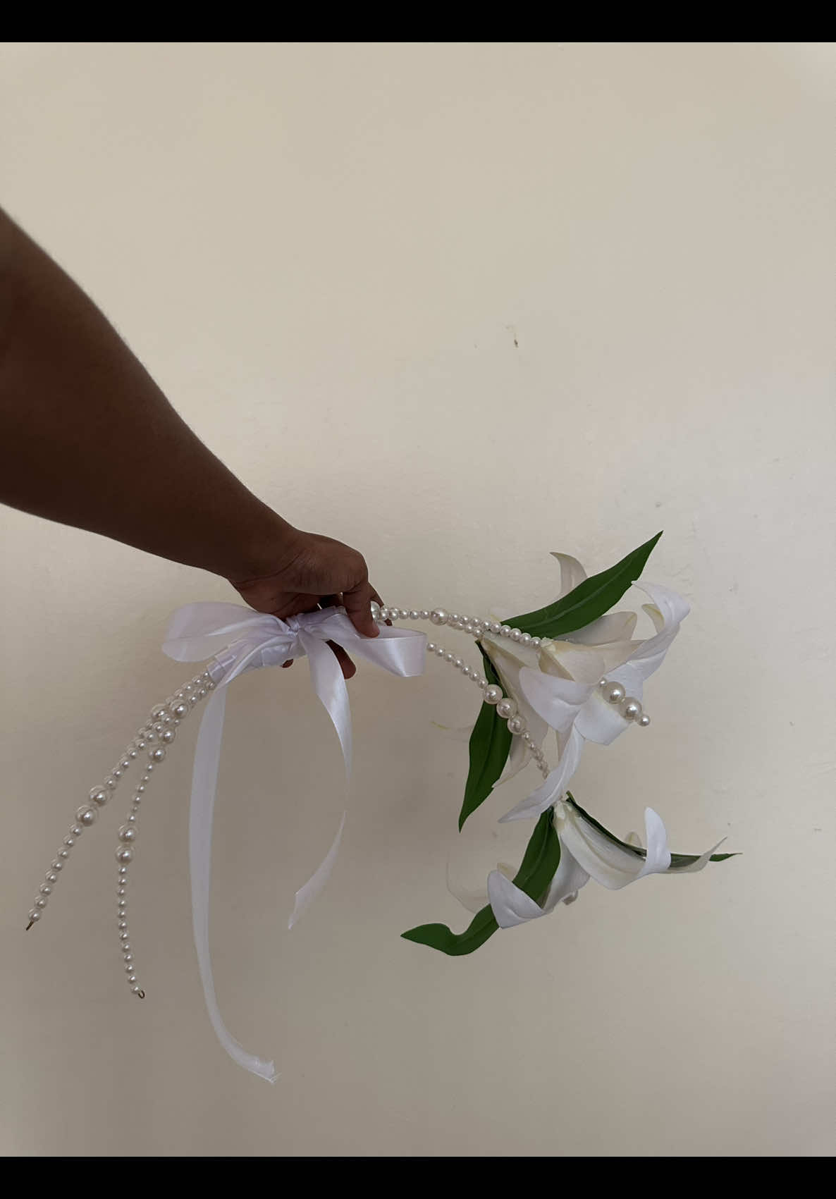 How to make Pearls bridal bouquet.    #pearlbridalbouqet #weddingbouquetke #bridemaidsbouquetnairobi  #memoireluxuryevents        #fyyyyyyp
