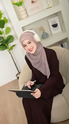 Gemas dan cantik, sama kaya outfitnya 😍🥰 #najwaaqila #rizkahijab #abaya #oneset 