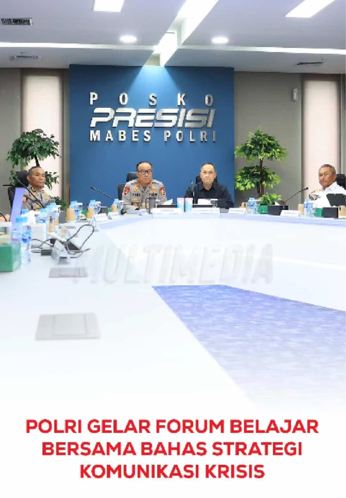 Polri menggelar Forum Belajar Bersama di Posko Presisi Mabes Polri, Jakarta Selatan, Kamis (2/10). Kegiatan bertema “Komunikasi Krisis” dipimpin oleh Wakapolri, Komjen Pol Prof. Dr. Dedi Prasetyo, S.H., M.Hum., M.Si., M.M., dan menghadirkan Johan Budi Sapto Pribowo sebagai narasumber. Johan Budi mengatakan pentingnya memandang kritik publik sebagai tantangan untuk memperbaiki institusi bukan sebagai serangan. Forum ini juga menyoroti penguatan konten positif di media sosial, perilaku aparat yang humanis dan sesuai prosedur hingga pelayanan publik yang lebih transparan.