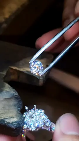 Phụ nữ giống như những bông hoa, càng được yêu thương thì càng rực rỡ. chào mọi người lại là em Huyền sunie đây ạ. Mẫu nhẫn thiết kế hoa nở của HAR bao gồm 8 viên kim cương tượng trưng cho 8  cánh hoa và kích thước phù hợp cho viên chủ này là từ 5ly4 đến 7ly2.💎🌷 #giacongtrangsuc #nhanhoakimcuong #HARdiamond #kimcuongnuoicay #trangsuchar 