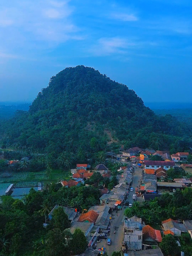 Adakah disini orang sekitaran gunung nyuncung ? #gunungnyuncung #rumpin #bogorbarat #parungpanjang #makamkeramat 