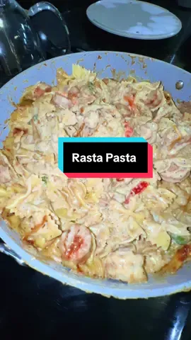 I love Rasta Pasta😋  @LONDON LUX & @Jasmine Sellers  did their thing in the kitchen 👏🏽🔪 #rastapasta #jamaicafood #viral #foodtiktok #foodreview 