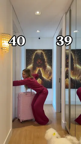 Adeus, 30 e poucos anos… foi bom enquanto durou! Agora abro a porta dos 40 carregando mais histórias, mais bagagem e um coração cheio de gratidão por tudo que vivi nessas quatro décadas (eu falei 4 décadas?! Como assim?!! Eu tinha 18 ontem 🫣)… Que venham os próximos capítulos: leves, felizes e muito abençoados por Deus!”   #40Anos #40AnosDaThaeme #Aniversário #FelizAniversário #HappyBirthday 